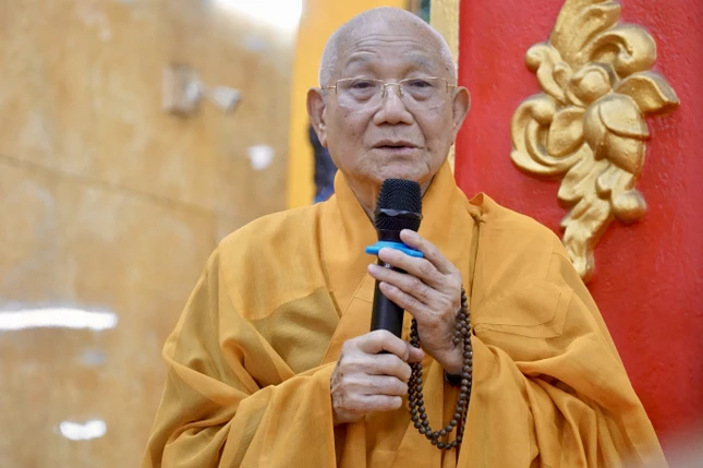 Trưởng lão Hòa thượng Thích Minh Thông giáo giới và sách tấn chư Tăng hành giả an cư