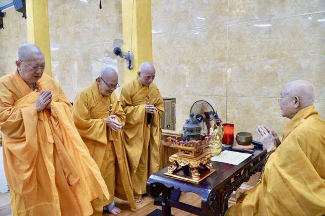 Lần lượt 3 vị chư tôn đức cầu thọ an cư Lần lượt 3 vị chư tôn đức cầu thọ an cư