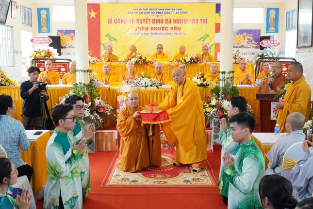 Hòa thượng Thích Quảng Thới, tiền nhiệm trụ trì chùa Phước Vân, trao pháp bảo đến Đại đức tân trụ trì