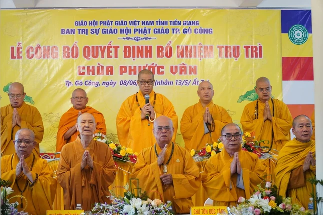 Chư tôn đức cử hành nghi thức niệm Phật