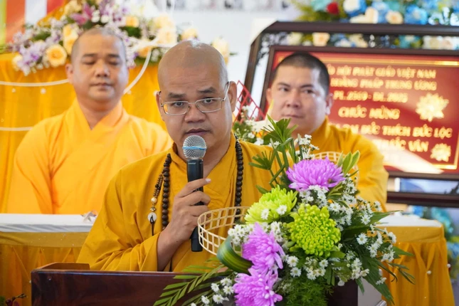 Đại đức Thích Huệ Phát công bố quyết định của Ban Thường trực Ban Trị sự GHPGVN tỉnh Tiền Giang