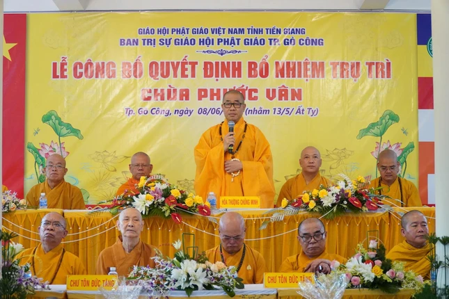 Thượng tọa Trưởng ban Trị sự GHPGVN tỉnh Tiền Giang ban đạo từ