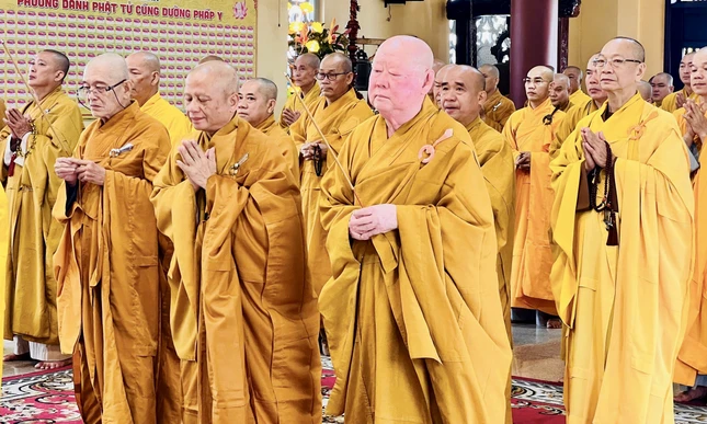 Chư tôn đức niêm hương bạch Phật