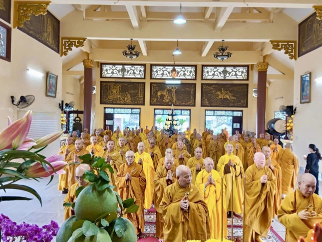 Trang nghiêm cử hành khóa lễ trước Phật điện