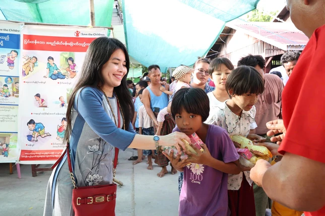Đoàn trao tặng quà cho trẻ em tại các lán trại tập trung