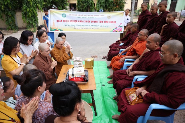 Ni sư Thích nữ Hương Nhũ tác bạch cúng dường tịnh tài đến các tự viện chịu nhiều ảnh hưởng do động đất tại Myanmar