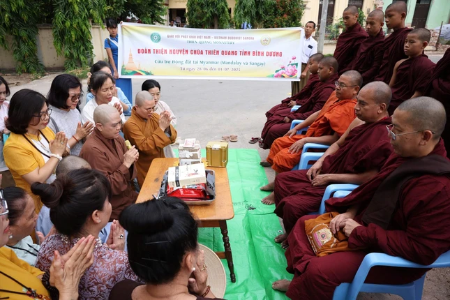 Ni sư Thích nữ Hương Nhũ tác bạch cúng dường tịnh tài đến các tự viện chịu nhiều ảnh hưởng do động đất tại Myanmar