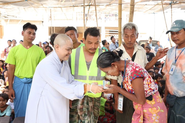 Người dân khó khăn tại Mandalay hoan hỷ đón nhận những phần quà được đoàn từ thiện chùa Thiên Quang trao tặng