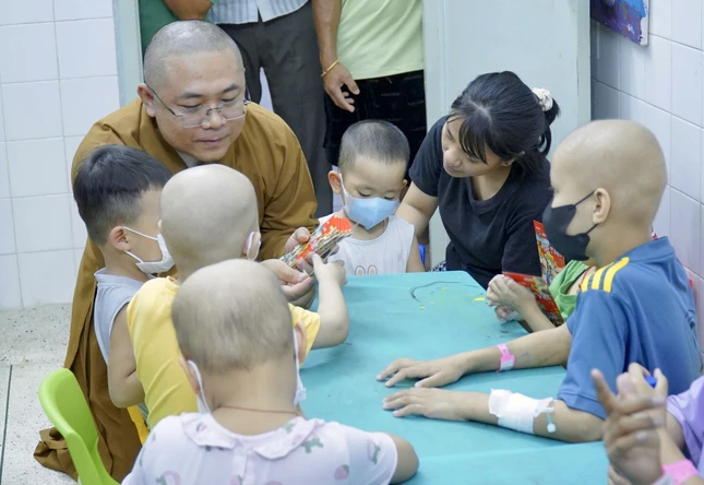 Đại đức Thích Tâm Nhơn trao tặng 53 bao lì-xì đỏ thắm tình yêu thương đến những chiến binh nhí