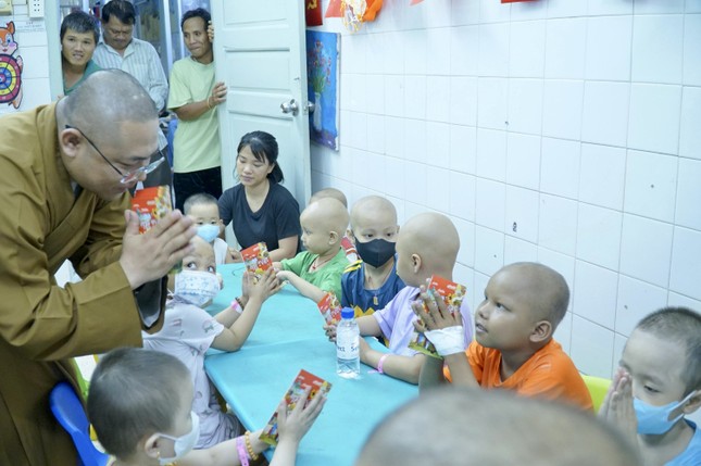 Trong bóng tối của khổ đau, ánh sáng từ bi lại trở nên rõ ràng và rực rỡ nhất Trong bóng tối của khổ đau, ánh sáng từ bi lại trở nên rõ ràng và rực rỡ nhất