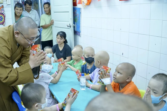 Trong bóng tối của khổ đau, ánh sáng từ bi lại trở nên rõ ràng và rực rỡ nhất