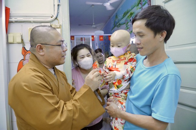 Bao lì-xì đỏ may mắn, cùng lời chúc tốt lành - món quà nhỏ bé ấy, khi đến tay các bệnh nhi, bỗng trở thành những món quà kỳ diệu Bao lì-xì đỏ may mắn, cùng lời chúc tốt lành - món quà nhỏ bé ấy, khi đến tay các bệnh nhi, bỗng trở thành những món quà kỳ diệu