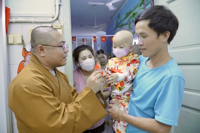 Bao lì-xì đỏ may mắn, cùng lời chúc tốt lành - món quà nhỏ bé ấy, khi đến tay các bệnh nhi, bỗng trở thành những món quà kỳ diệu