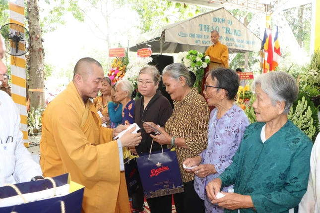 Ban Tổ chức tặng 100 phần quà đến Mẹ Việt Nam anh hùng, gia đình liệt sĩ và người có công với cách mạng Ban Tổ chức tặng 100 phần quà đến Mẹ Việt Nam anh hùng, gia đình liệt sĩ và người có công với cách mạng