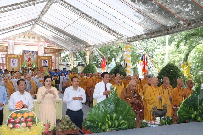 Chư tôn đức, đại biểu dâng hương tưởng niệm Chư tôn đức, đại biểu dâng hương tưởng niệm