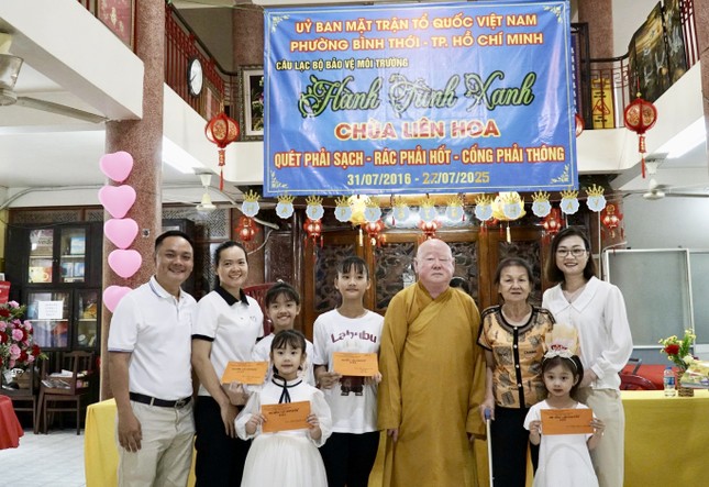 Bảo vệ môi trường là nhiệm vụ trọng tâm của Câu lạc bộ Hành Trình Xanh chùa Liên Hoa, với khẩu hiệu xuyên suốt 9 năm nay: "Quét phải sạch, rác phải hốt, cống phải thông"