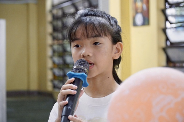 Đại diện học sinh nhận học bổng phát biểu tri ân đến Hòa thượng và thành viên câu lạc bộ dành tặng phần thưởng chuẩn bị cho ngày khai giảng năm học mới