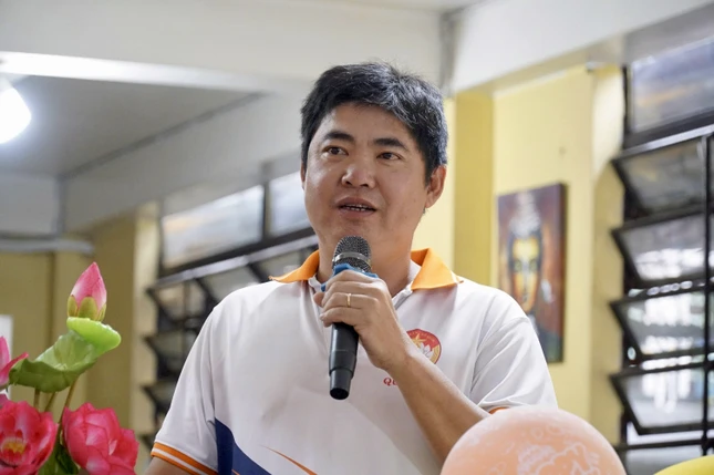 Ông Lâm Tấn Hùng, Phó Chủ tịch UBMTTQVN phường chúc mừng câu lạc bộ