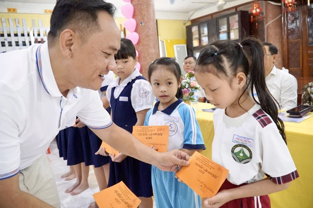 Ông Lâm Tấn Hùng, Phó Chủ tịch UBMTTQVN phường trao học bổng cho học sinh