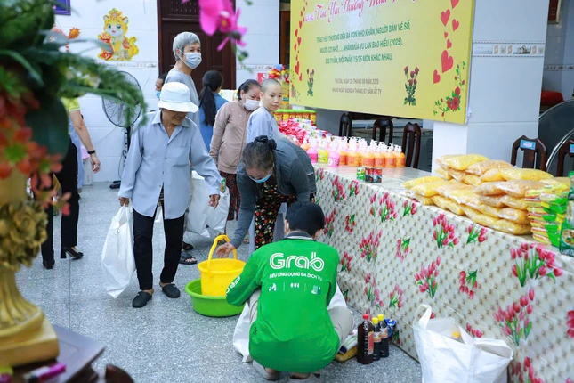 Người dân chọn quà