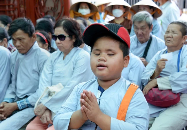 Bé Nguyễn MinhThịnh khiếm thị bẩm sinh, 10 tuổi niệm Phật cùng đại chúng hướng về ông bà ngoại, mẹ và em trai đang bệnh Bé Nguyễn MinhThịnh khiếm thị bẩm sinh, 10 tuổi niệm Phật cùng đại chúng hướng về ông bà ngoại, mẹ và em trai đang bệnh