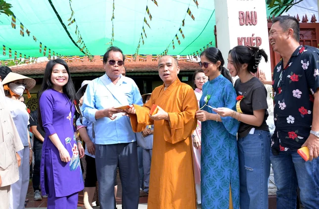 Niềm vui của người trao và người nhận quà trong ngày lễ Vu lan - Báo hiếu Niềm vui của người trao và người nhận quà trong ngày lễ Vu lan - Báo hiếu