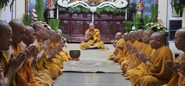 Chư Tăng Giáo đoàn 5 làm Lễ tự tứ, dưới sự chứng minh của Hòa thượng Giác Tùng, Thành viên Hội đồng Chứng minh, Tăng trưởng Giáo đoàn V