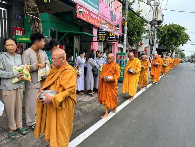 Chư tôn đức Giáo đoàn V trì bình khất thực qua các tuyến đường quanh tịnh xá