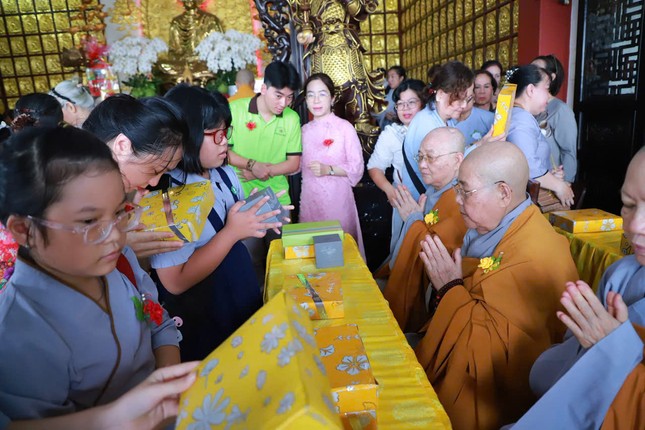 Phật tử dâng Pháp y cúng dường chư tôn đức Ni