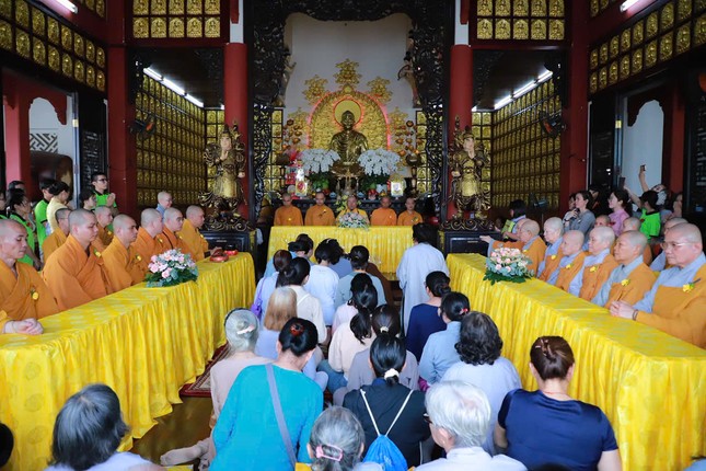 Quang cảnh buổi lễ dâng y tại chùa Long Phước