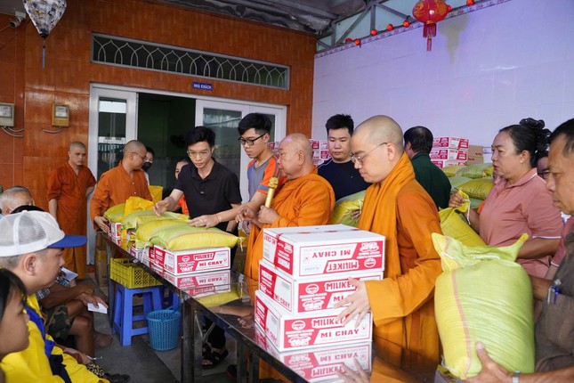 Ngoài ra, tịnh xá Trung Tâm còn tổ chức khám mắt và phát thuốc miễn phí cho người dân, người có hoàn cảnh khó khăn