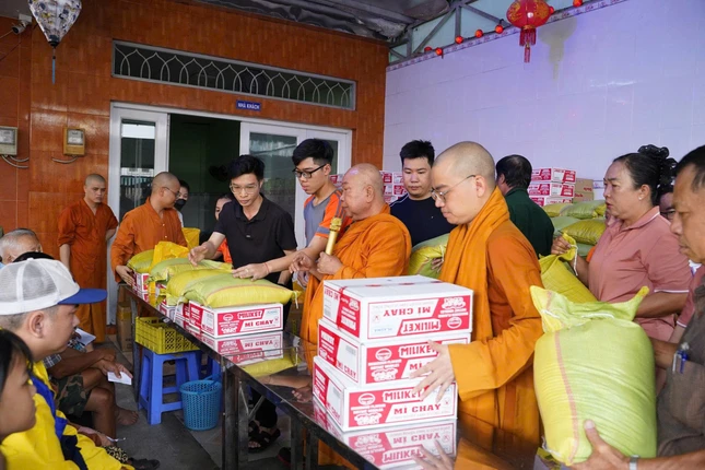 Ngoài ra, tịnh xá Trung Tâm còn tổ chức khám mắt và phát thuốc miễn phí cho người dân, người có hoàn cảnh khó khăn