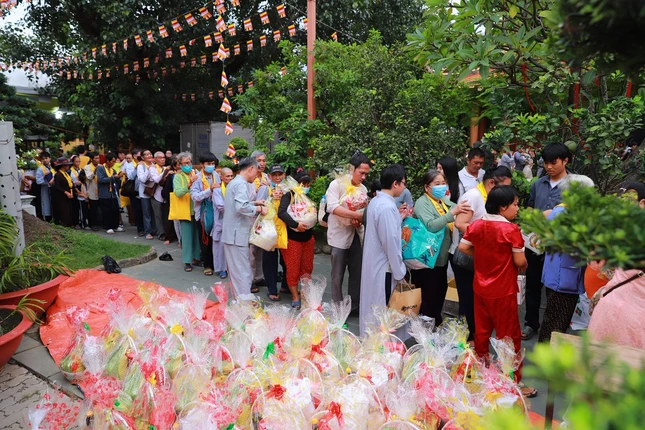 Lễ Vu lan ấm áp của người khiếm thị tại chùa Thiên Quang