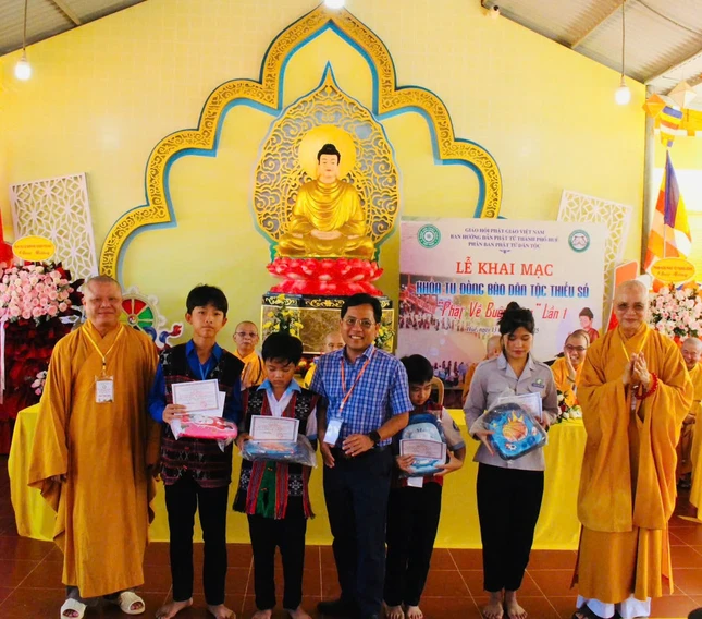 Những phần quà tiếp sức ý nghĩa cho học sinh hiếu học, vượt khó