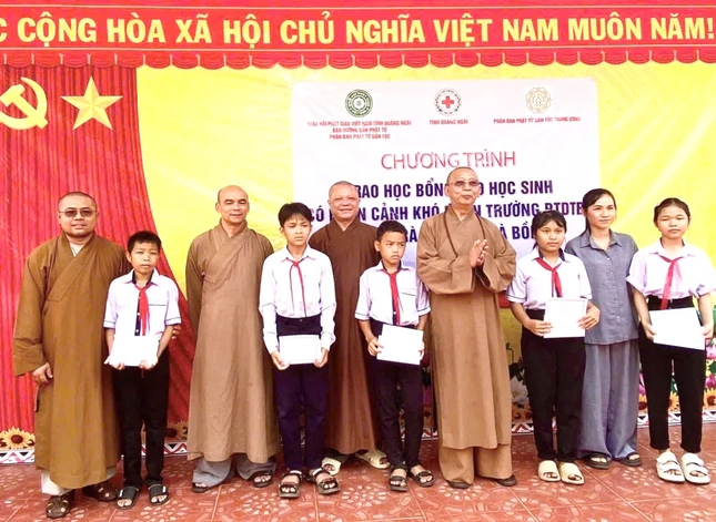 Phân ban Phật tử Dân tộc T.Ư nâng bước học sinh, sinh viên đến trường
