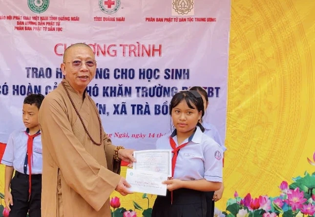 Thượng tọa Thích Quảng Tuấn trao học bổng đến các em học sinh đã và đang nỗ lực vượt khó, vươn lên trong học tập