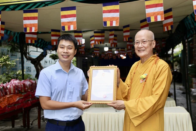 Chủ tịch Ủy ban MTTQVN P.An Đông trao thư cảm ơn đến Ban Tổ chức