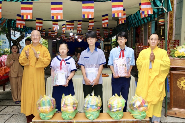Hòa thượng Thích Chơn Không trao tặng học bổng đến học sinh hiếu học