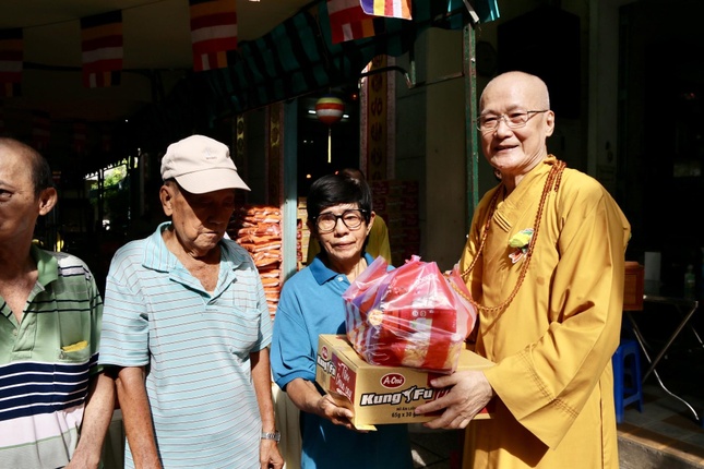 300 phần quà được Ban Tổ chức tặng đến bà con có hoàn cảnh khó khăn trong mùa Vu lan