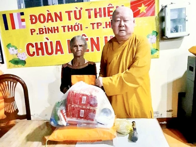 Hòa thượng Thích Duy Trấn trao quà đến người dân