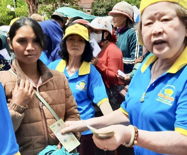 800 phần quà được đoàn trao trực tiếp cho người dân 800 phần quà được đoàn trao trực tiếp cho người dân