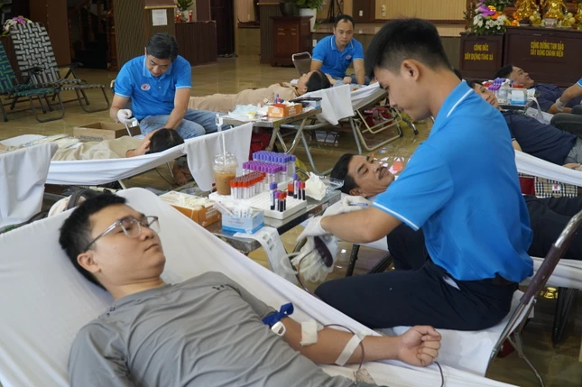 Nhiều bạn trẻ tham gia hiến máu nhân đạo cứu người, chia sẻ sự sống trong mùa Vu lan - Báo hiếu