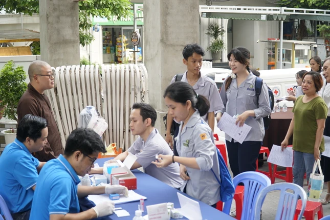 Phật tử và người dân xếp hàng đăng ký hiến máu tại chùa Thiên Chánh sáng 21-9