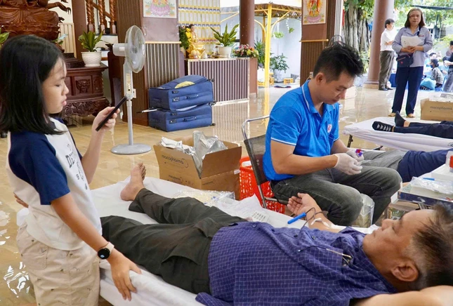 Bé Cát An theo dõi chú mình hiến máu với ánh mắt đầy cảm phục