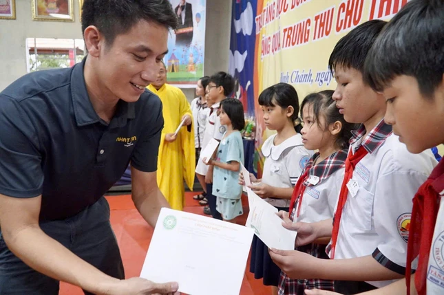 Đại diện nhà tài trợ trao quà, học bổng đến các em học sinh hiếu học Đại diện nhà tài trợ trao quà, học bổng đến các em học sinh hiếu học