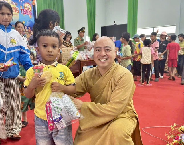 Đại đức Thích Minh Đăng trao quà cho các em thiếu nhi đồng bào dân tộc