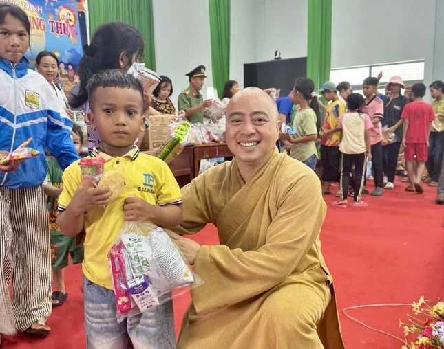 Đại đức Thích Minh Đăng trao quà cho các em thiếu nhi đồng bào dân tộc