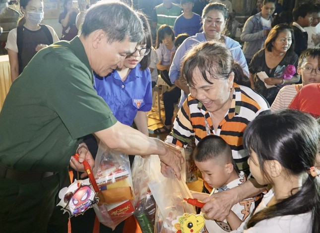 Các em thiếu nhi nhận quà Tết Trung thu