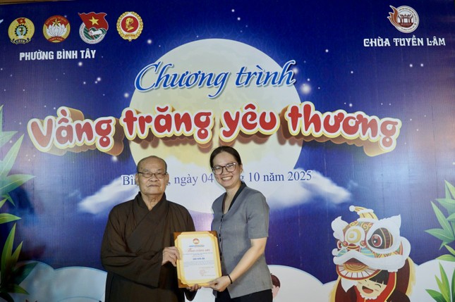 Hòa thượng Thích Thiện Nghĩa đón nhận thư cảm ơn của đại diện P.Bình Tây