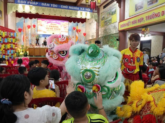 Các em thiếu nhi vui chơi cùng các chú lân rực rỡ sắc màu